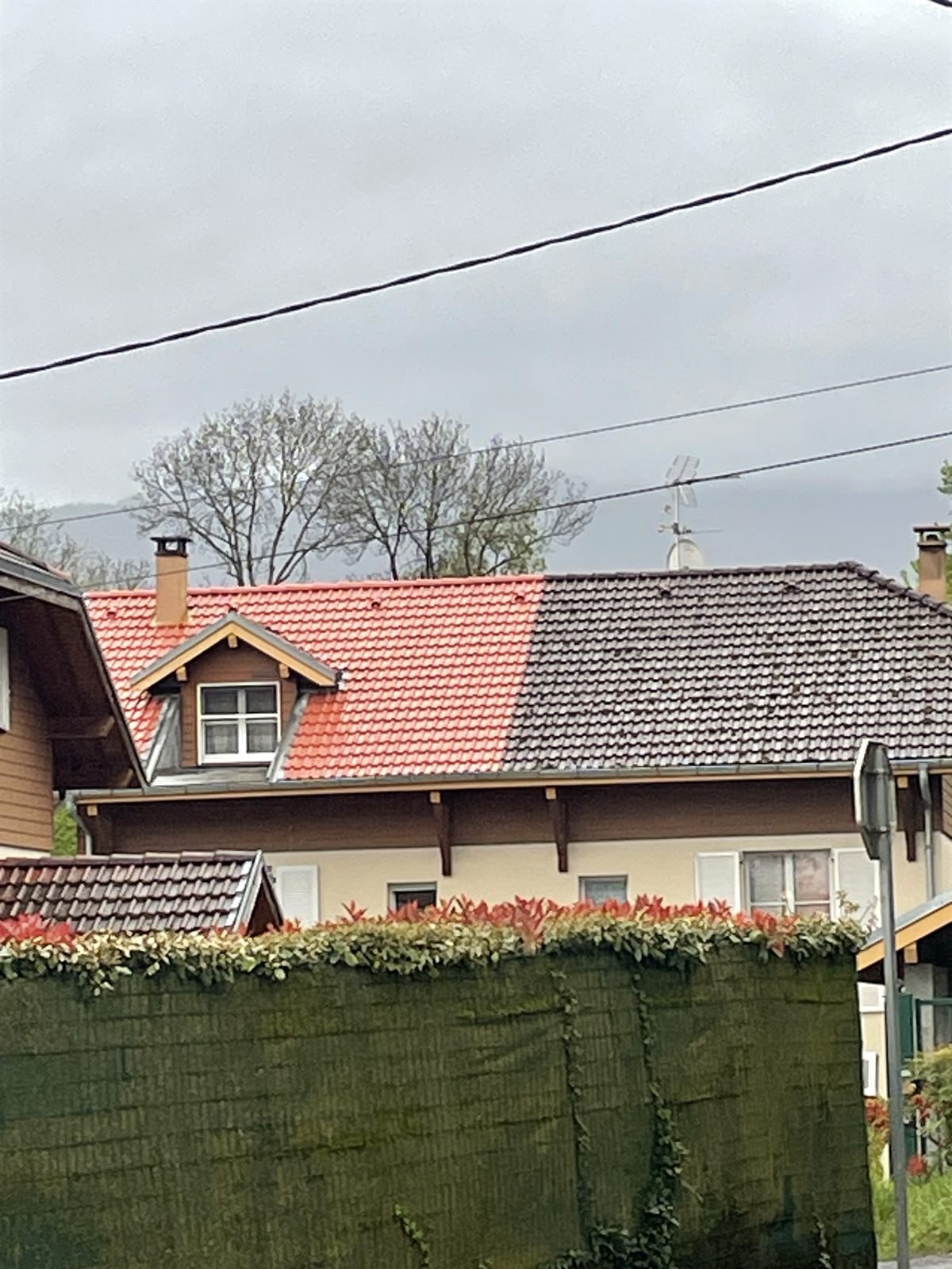 Toiture démoussée, contraste avant après
