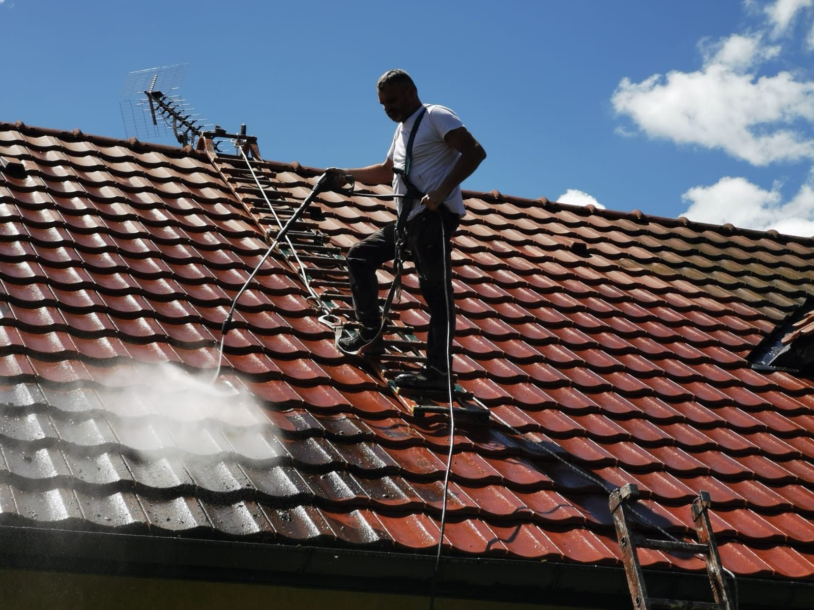 Démoussage de toiture au nettoyeur haute pression